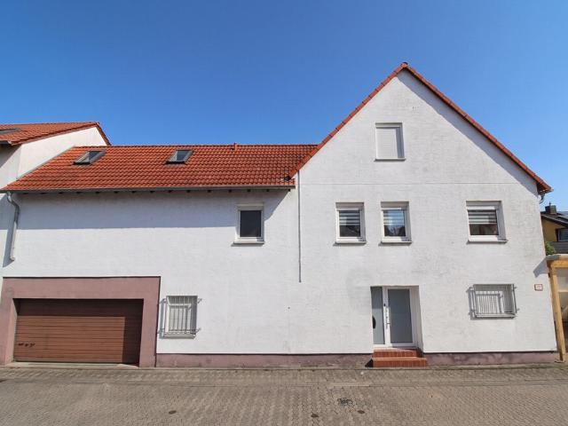 Großzügiges Einfamilienhaus mit Dachterrasse, Innenhof, Doppelgarage und Sauna in LU Ruchheim