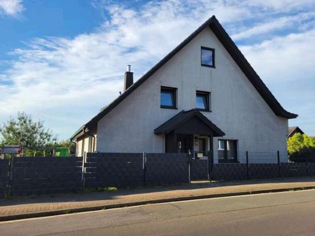 Großzügiges Einfamilienhaus mit Doppelgarage und weitläufigem Grundstück in attraktiver Wohnlage von