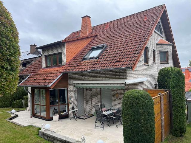 Großzügiges Einfamilienhaus mit Einliegerwohnung, Garten, Doppelgarage & Carport in ruhiger Lage