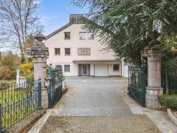 Großzügiges Einfamilienhaus mit Einliegerbüro und 2 Garagen in begehrter Südviertellage