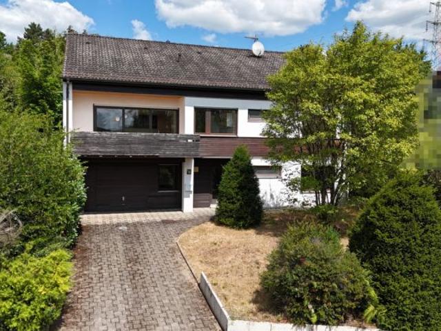 Großzügiges Einfamilienhaus mit Garten, Garage und Ausbaupotenzial in Beckingen