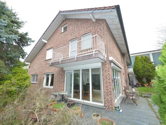 Großzügiges Einfamilienhaus mit Garten, Terrasse, Balkon und Garage in Grevenbroich Busch