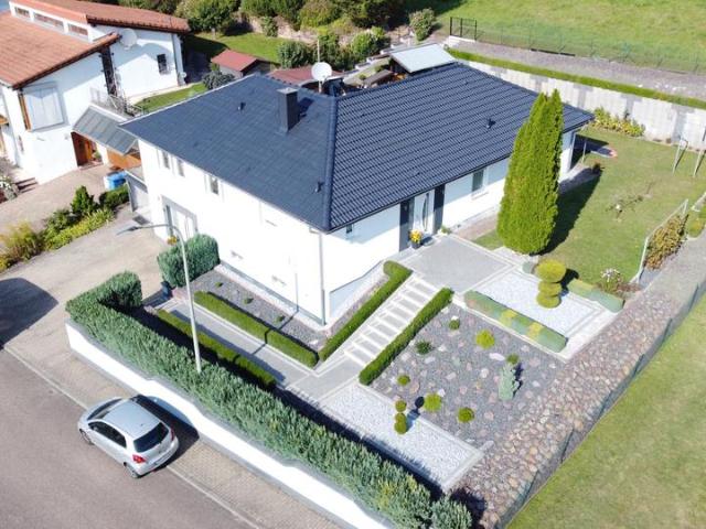 Großzügiges Einfamilienhaus mit Garage in Nünschweiler, Provision