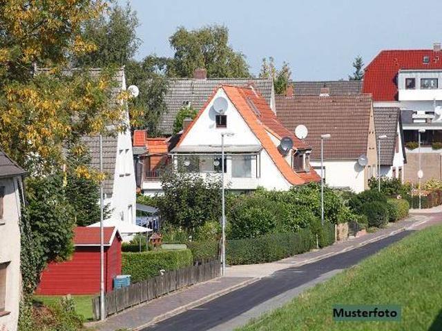 Großzügiges Einfamilienhaus mit Garage, Pool, Balkon und Terrassen laufender Umbau