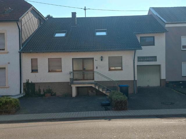 Großzügiges Einfamilienhaus mit Garage und Garten von Privat