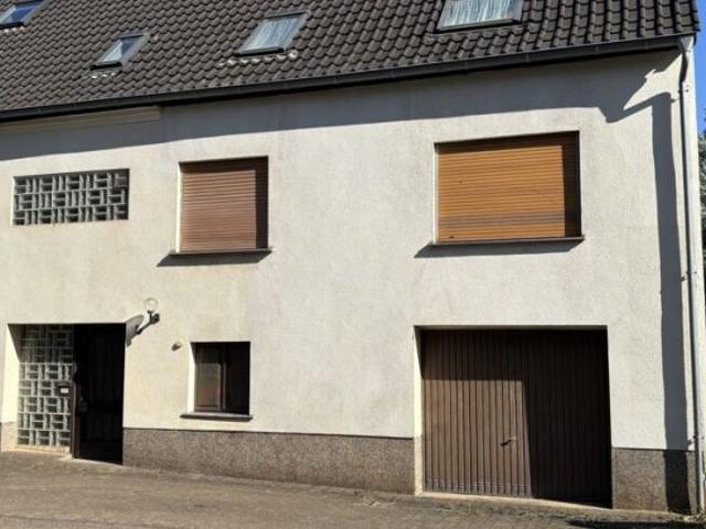 Großzügiges Einfamilienhaus mit Garage und kleinem Garten