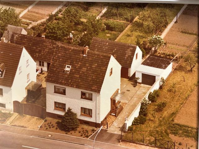 großzügiges Einfamilienhaus mit Innenhof/ Garage/ Werkstatt/ ehem Stallungen / großer Garten
