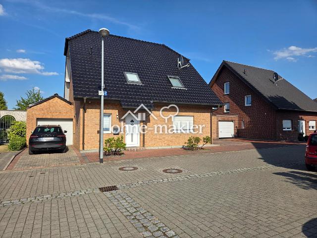 Großzügiges Einfamilienhaus mit Kamin, Sauna, Garage und beheizten Pool im Garten