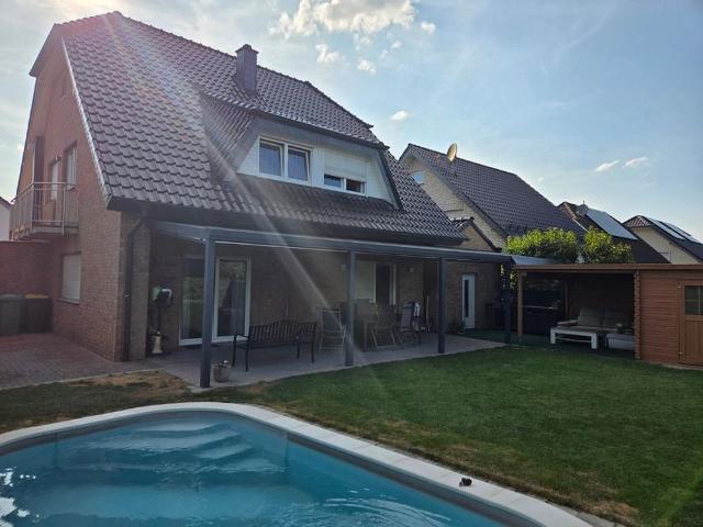 Großzügiges Einfamilienhaus mit Kamin, Sauna, Garage und beheizten Pool im Garten