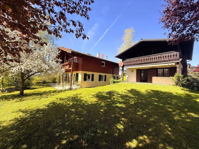 Großzügiges Einfamilienhaus mit Keller, Gästehaus & Carport auf 858 m² Grundstück