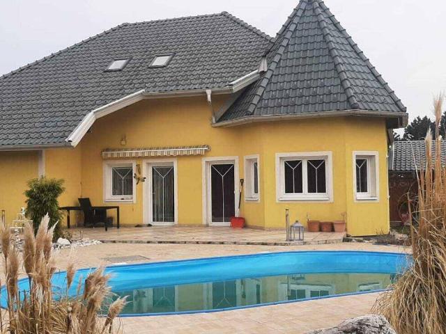Großzügiges Einfamilienhaus mit Pool, Garten und Carport in Seewalchen