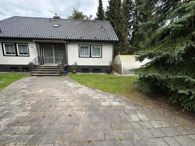 Großzügiges Einfamilienhaus mit Pool und 1.915 m² Grundstück