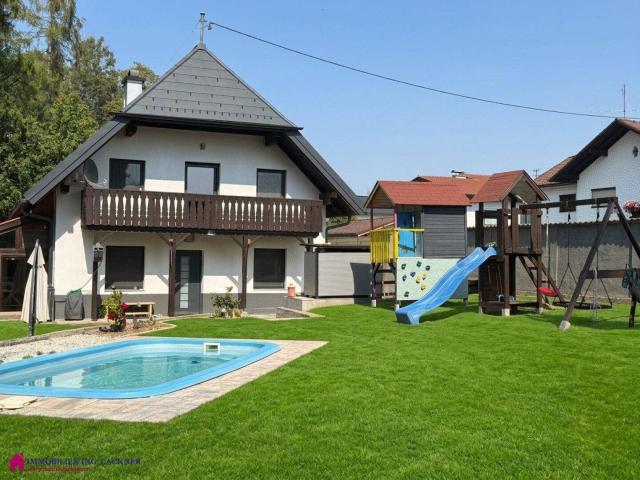Großzügiges Einfamilienhaus mit Pool und Wintergarten in Roitham am Traunfall