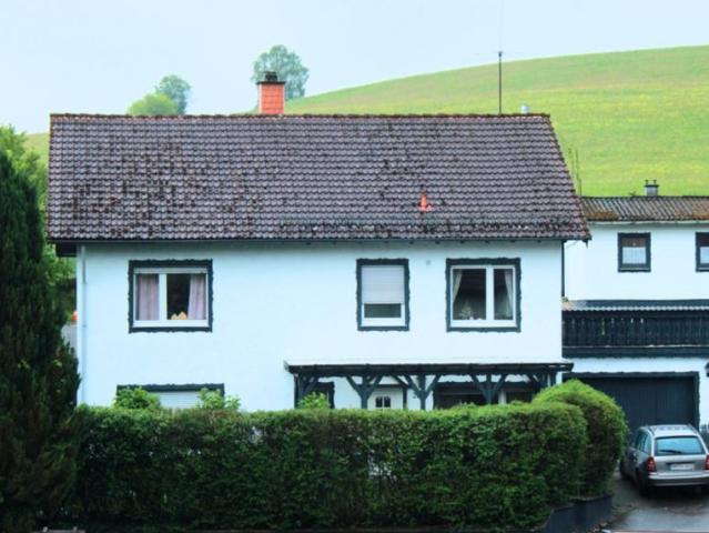 Großzügiges Einfamilienhaus mit Pool & Whirlpool in Feldrandlage