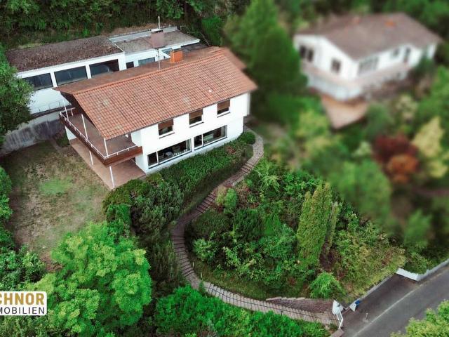 Großzügiges Einfamilienhaus mit Privater Schwimmhalle in bester Lage