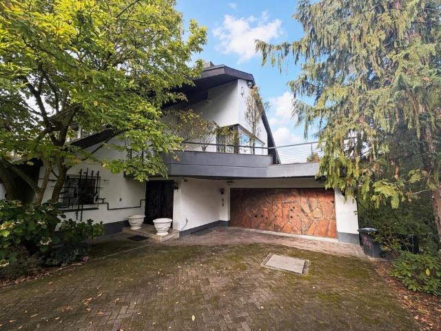 Großzügiges Einfamilienhaus mit Schwimmhalle