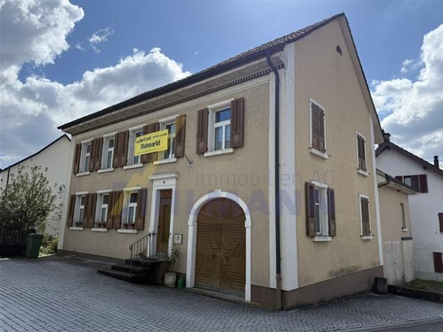 Grosszügiges Einfamilienhaus mit Scheune und vielseitigen Nebenräumen