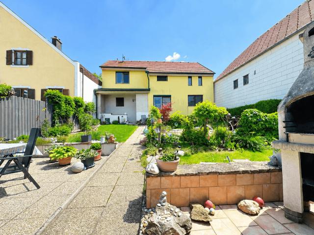 Großzügiges Einfamilienhaus mit Schneebergblick, Doppelgarage und 4 Schlafzimmern in Hornstein