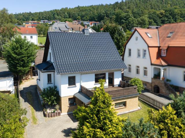 Großzügiges Einfamilienhaus mit Sauna, Sonnenterrasse und drei Garagen in Berga Wünschendorf