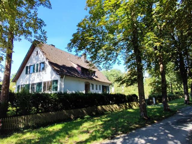 Großzügiges Einfamilienhaus auf großem Obstgrundstück in bester Lage9 Zimmern in Bad Lippspringe