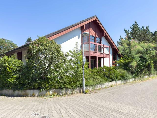 Großzügiges Einfamilienhaus im Split Level Stil mit Einliegeroption, Sauna und großem Garten
