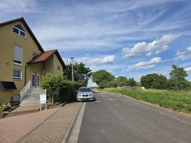 Großzügiges Einfamilienhaus in Ortsrandlage, 3 Garagen StPl, + 4 StPl, in 97534 Waigolshausen Hergolshausen zwischen Würzburg Schweinfurt Volkach