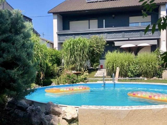 GROßZÜGIGES EINFAMILIENHAUS IN PASCHING: VIEL PLATZ, POOL & KRISENSICHERE ENERGIETECHNIK IM ZENTRALRAUM