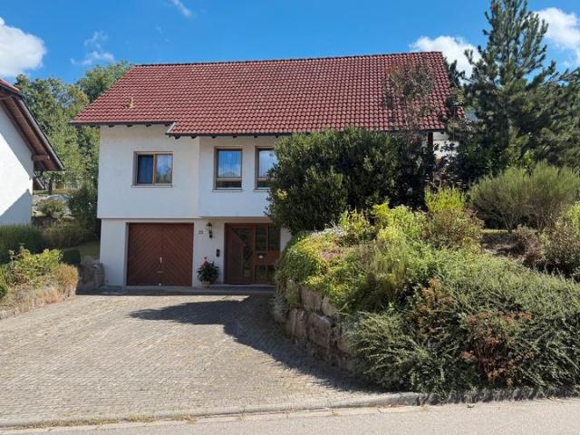 Großzügiges Einfamilienhaus in Südhanglage mit großem Grundstück