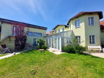 Geräumiges Wohnhaus mit Wintergarten und Pool in Aussichtslage