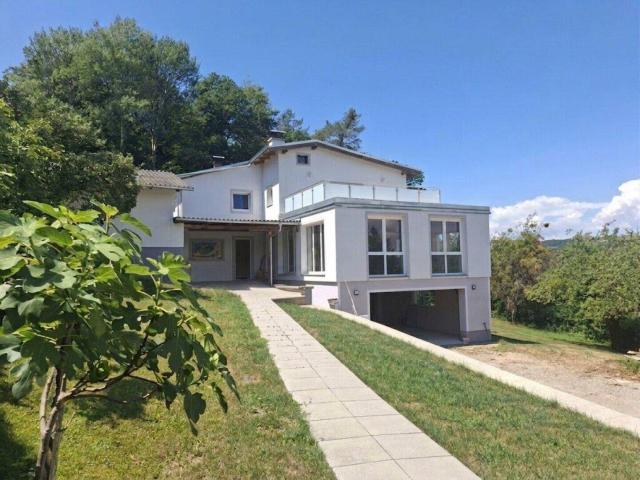 Großzügiges Einfamilienhaus in traumhafter Aussichtslage mit Wald und großem Baugrund in Eichgraben