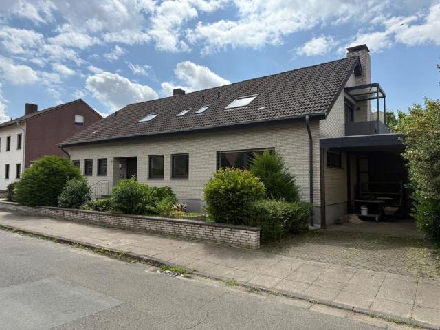 Großzügiges Einfamilienhaus – 5 Apartments in Sennestadt