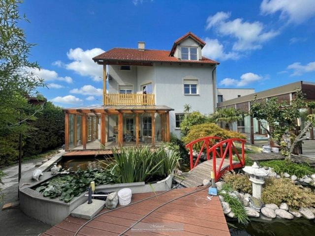 GROSSZÜGIGES EINFAMILIENHAUS 8 ZIMMER WINTERGARTEN  TERRASSE  POOL UND GARAGE IN WR.NEUSTADT
