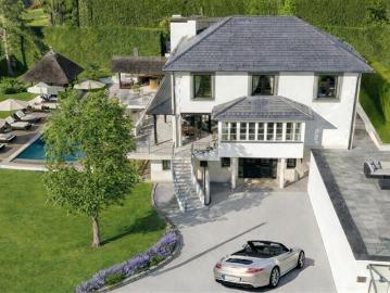 Großzügiges Familienanwesen mit großem Poolbereich und Garten