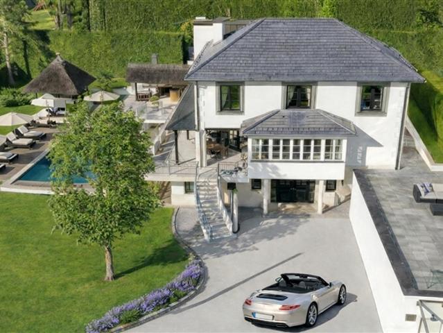 Großzügiges Familienanwesen mit großem Poolbereich und Garten