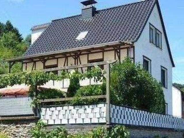 Großzügiges, familienfreundliches Haus mit Garten, drei Etagen, Garage, voll unterkellert und mit attraktivem Weitblick