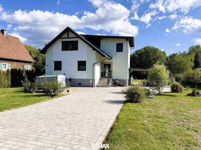 Großzügiges Familienhaus mit über 2.500 m² Grundstück und direktem Zugang zur Schwarza