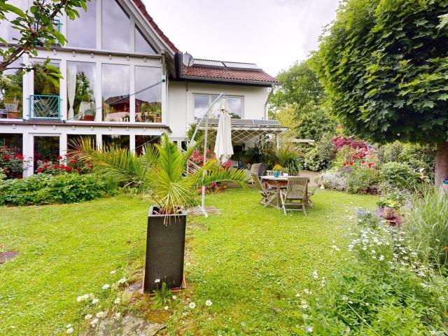 Großzügiges Familienhaus mit Wärmepumpe, PV Anlagen, Garten und Einliegerbereich in Warburg