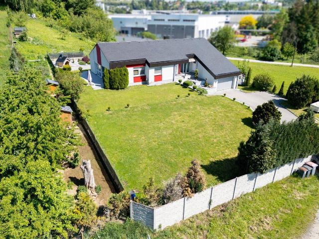 Großzügiges Familienhaus mit Doppelgarage, großem Garten und zusätzlicher Grünlandfläche!