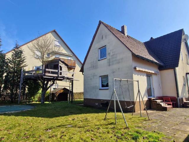 Großzügiges Familienhaus mit Entwicklungspotenzial und großem Garten in Winkelhaid