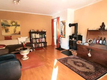 Großzügiges Familienhaus mit Garten, 2 Garagen und viel Potenzial