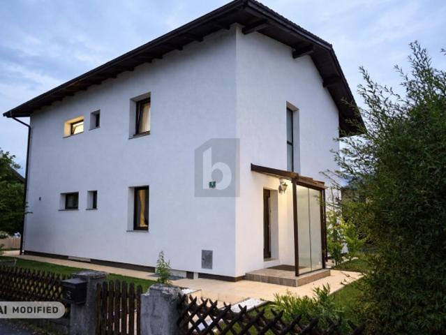 GROßZÜGIGES FAMILIENHAUS MIT POOL, SOMMERGARTEN UND ATTRAKTIVEM GRUNDSTÜCK IN RUHIGER WOHNLAGE WINKLARN