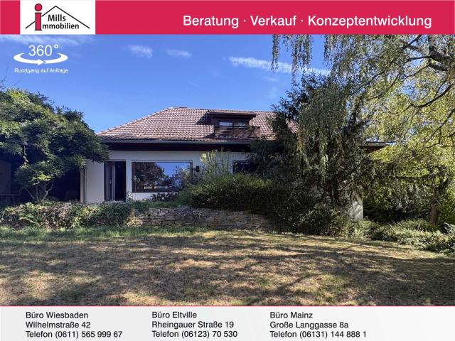 Großzügiges freistehendes Einfamilienhaus mit Blick auf großem Grundstück in ruhiger Lage