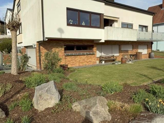 Großzügiges Haus und Einliegerwohnung mit 10 Zimmern