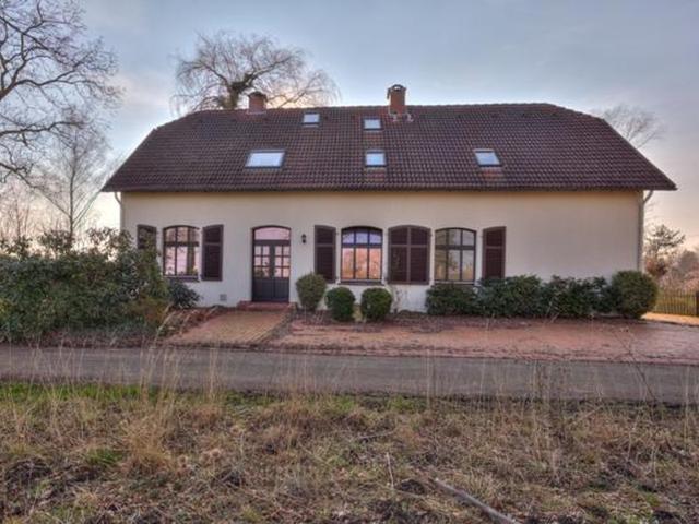 Großzügiges Haus in Alleinlage mit großem Garten