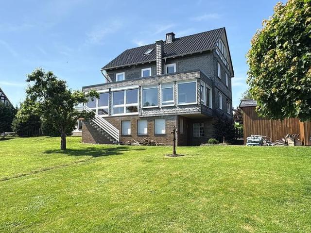 Großzügiges Haus mit Gewerbeeinheit in Berghausen zu verkaufen