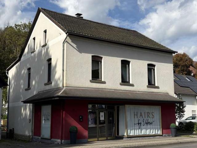 Großzügiges Haus mit Gewerbeeinheit in Gummersbach Dümmlinghausen
