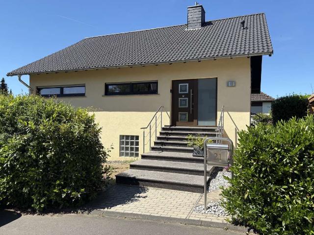 Großzügiges Haus mit großem Garten und Kaminofen in ruhiger Lage von Ehlscheid