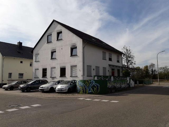 Großzügiges Haus mit drei Wohnungen und einem ehem. Jugendtreff/Gaststätte in Wörth am Rhein