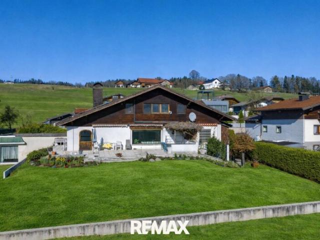 Großzügiges Haus mit Entwicklungspotenzial, Hallenbad, Wellness und Bergblick