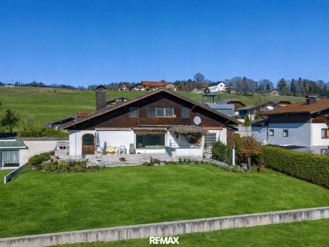 Großzügiges Haus mit Entwicklungspotenzial, Hallenbad, Wellness und Bergblick